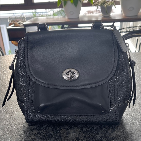 coach faye backpack F34830 Mini Cornflower – Balilene The Faye shoulder bag from Coach features a stylish design with quilting details Chloe Mini Faye Backpack